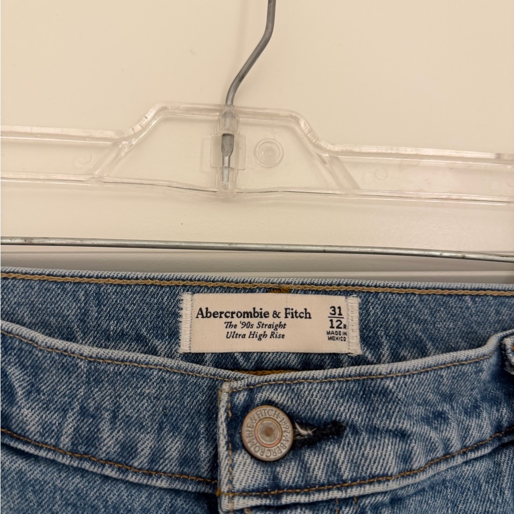 Abercrombie & Fitch Ultra High Rise 90s Straight Jean - Picture 4 of 5